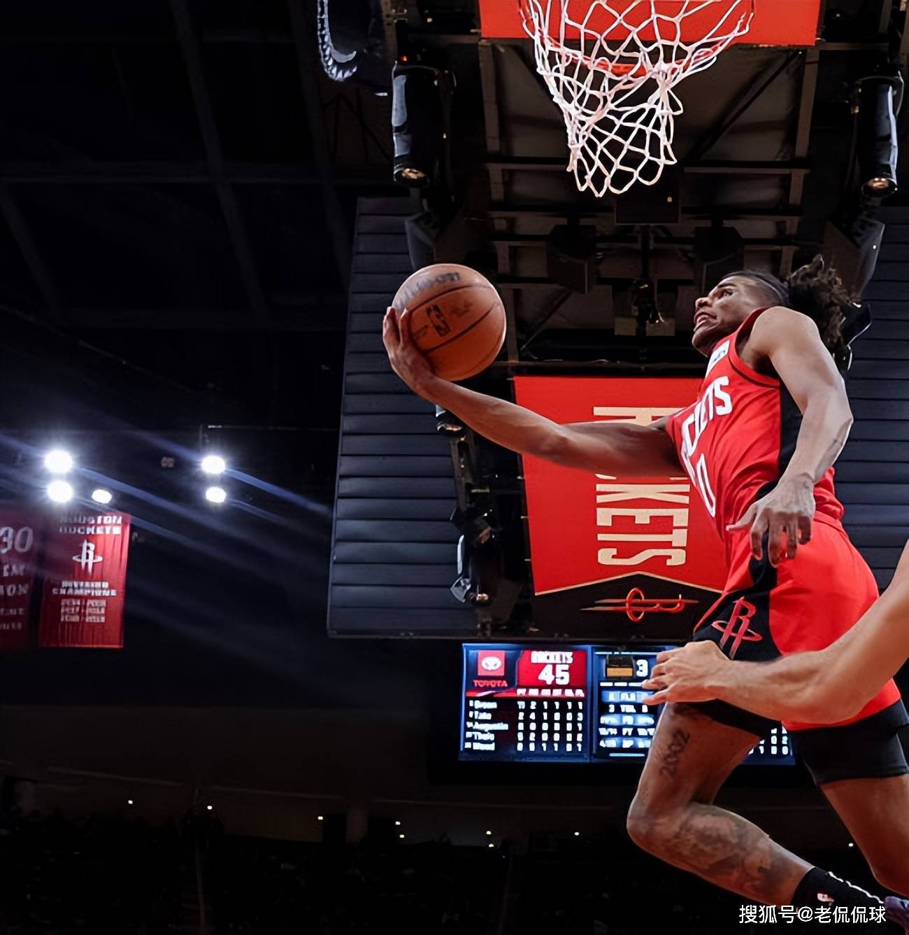 波尔津吉斯险胜米切尔，篮网关键表现点燃全场！